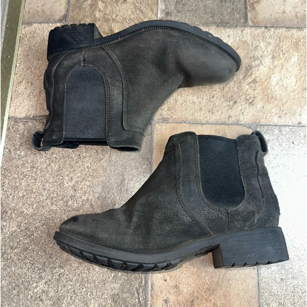 UGG suede leather boot size 6